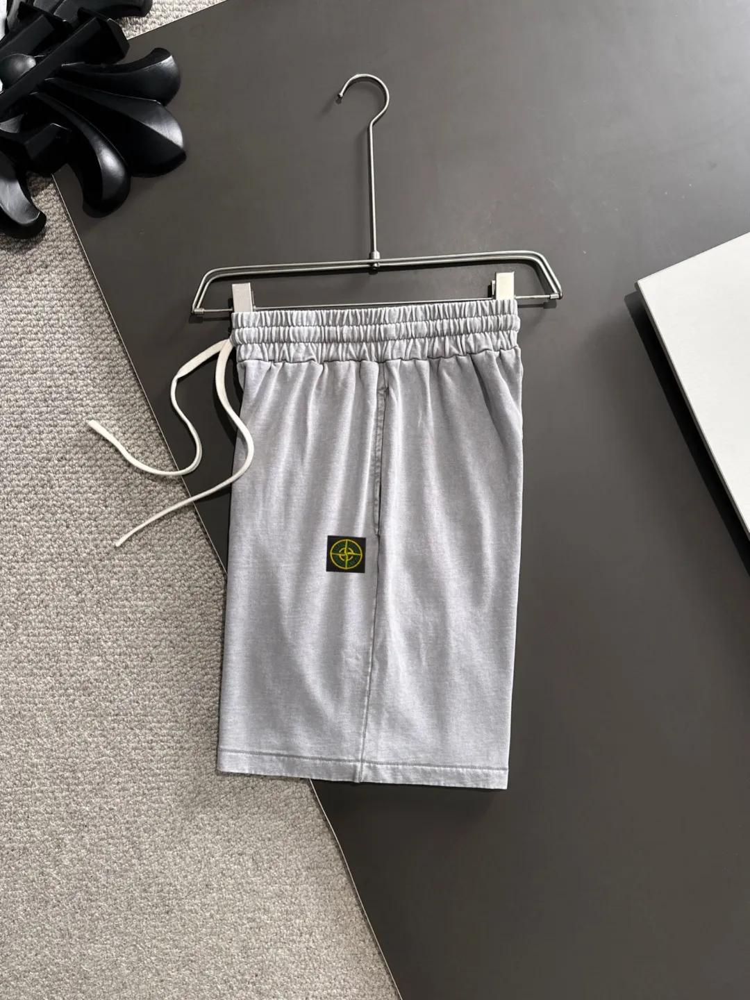 🅿️330 shipped next day. High-quality Stone Island/Stone Island 2025 spring and summer new elastic band casual solid color loose shorts. The hem of the trousers is stitched with two stitches. The stitching is fine and firm. The fabrics customized by the counter are highly breathable and comfortable. The details are impeccable. The design concept of brand elements reflects high quality. It feels delicate and soft! It presents a casual cut and the upper body shape is great! Size: S-XXL